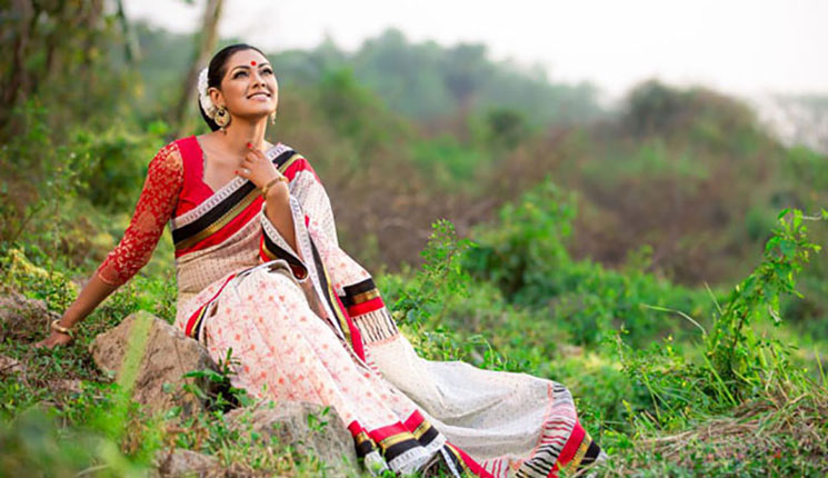 শাড়ির সাজগোজে ভিন্নতা