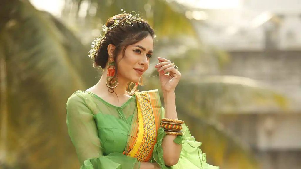 এই সময়ের চুল বাঁধার ধরন